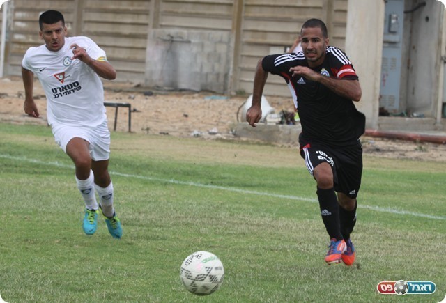 המשחק באולגה הסתיים ללא שערים.יוחאי כהן מנסה לעצור את אסי גומה(צילום:שלומי גבאי)